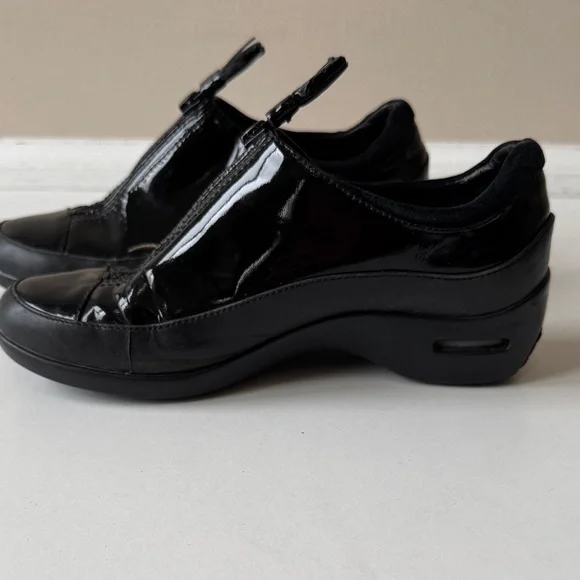 Cole Haan (NikeAir) Sleek Black Women's Waterproof Shoes - Picture 9 of 10